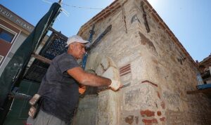 Gaziemir’in tarihi Çift Çeşme’si aslına uygun şekilde yenileniyor