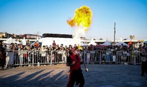 Havada uçan alevler hayranlıkla izlendi