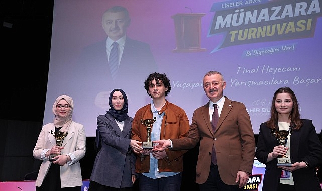 Başkan Büyükakın, gençlerin münazarasından çok etkilendi: “Yarınlarımız emin ellerde”
