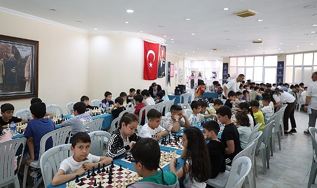 Başkan Çerçioğlu’nun destekleri ile satranç öğrenen öğrenciler hamlelerini yarıştırdı