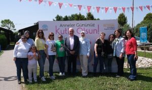 Başkan Şadi Özdemir Anneler Günü’nü Bizim Ev katılımcılarıyla kutladı
