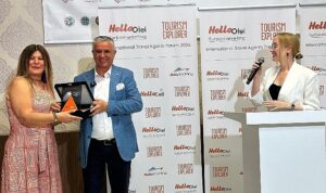 Başkan Topaloğlu, forumda acentecilerle bir araya geldi