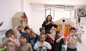 Başkan Vekili Özdemir çocuklarla kreşte buluştu