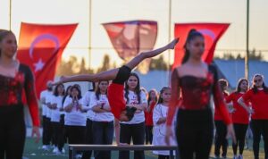 Buca’da yüzlerce kişi “Atam İzindeyiz” yazdı
