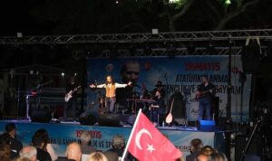 Dikili’de, 19 Mayıs coşkusu meydanlara taştı