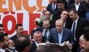 Erdoğan’a forma imzalattı