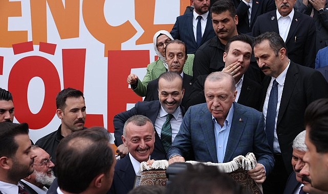 Erdoğan’a forma imzalattı