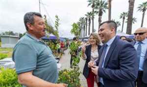 İzmir çiçek açtı, her yer rengârenk oldu