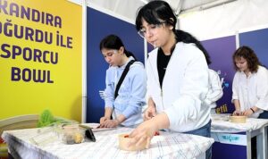 Makarnalarını yapıp kahvelerini pişirdiler