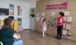 Maltepeli minikler çalışmalarını anne ve babalarına sergilediler