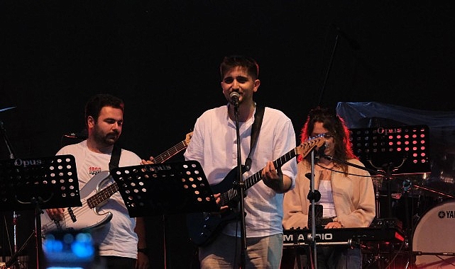 Menemen’de festival coşkusu yağmur dinlemedi