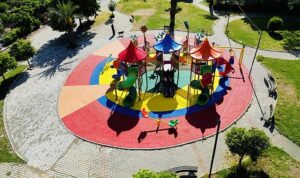 Narlıdere’de Oyun Parkı Zeminleri Yenileniyor