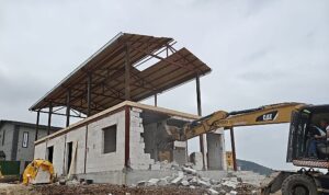 Nilüfer’de iki kaçak yapı yıkıldı