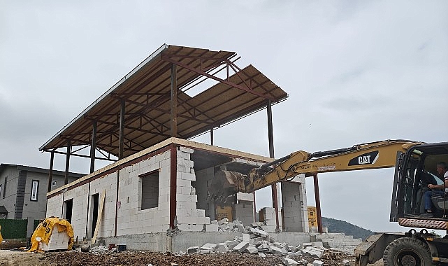 Nilüfer’de iki kaçak yapı yıkıldı