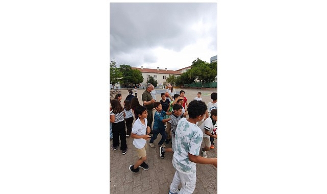 Başkan Topaloğlu öğrencilerin top isteğini geri çevirmedi