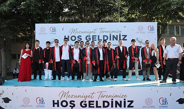 Bayrampaşa’da liselerde mezuniyet coşkusu