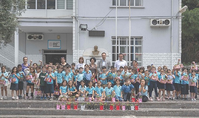 Bornovalı minik eller toprakla buluşuyor