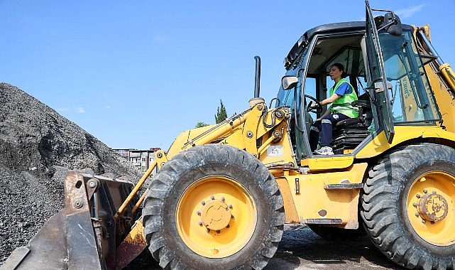 Buca Belediyesi’nin kepçe operatörü Ayça’ya sahadan tam not