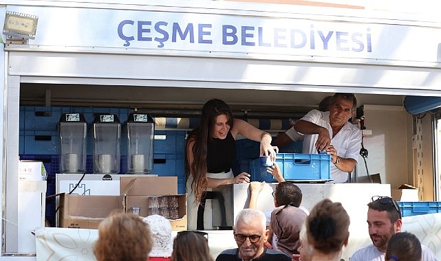 Çeşme’de aşure lokması paylaşıldı