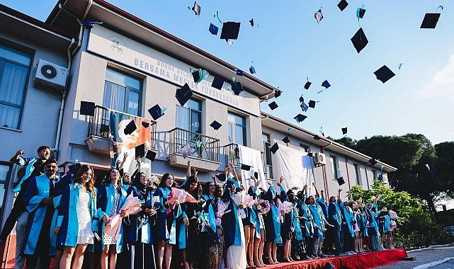 DEÜ Bergama MYO’da Mezuniyet Coşkusu