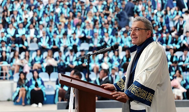 DEÜ İzmir Meslek Yüksekokulu’nda Mezuniyet Coşkusu
