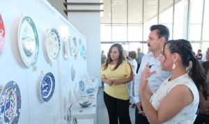 Dikili’de sanat rüzgarı: 7’den 70’e tüm kursiyerler yıl sonu coşkusunda buluştu
