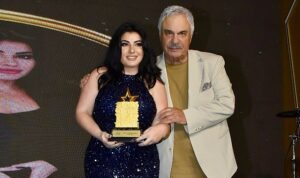 Ebru Torun’a ödülünü Halil Ergün verdi