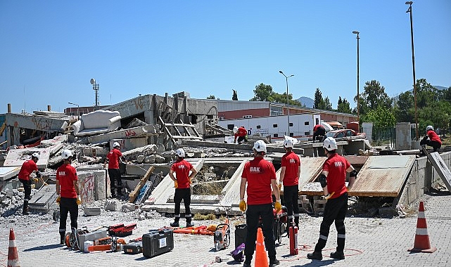 Enkazda nefes alacak zaman yok
