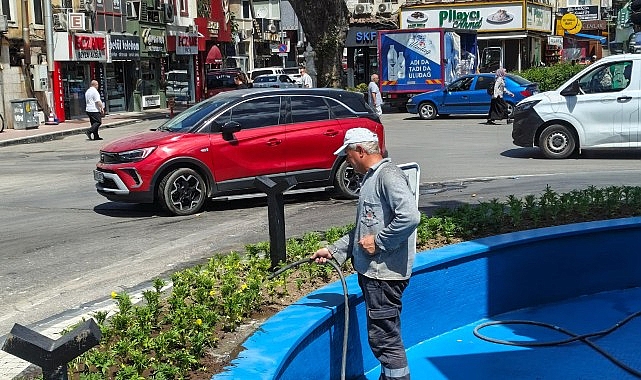 Gemlik’te Saat Kulesi ve Havuz Çevresinde Yenileme Çalışmaları