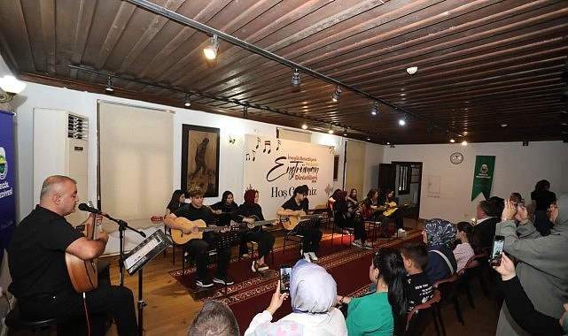İnegöl Belediyesi’nin Gitar Kursu Kursiyerleri Sertifikalarını Aldı