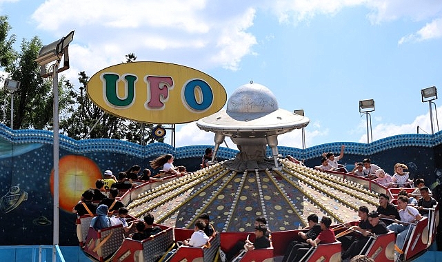 Karneval coşkusu lunaparkta katlanıyor