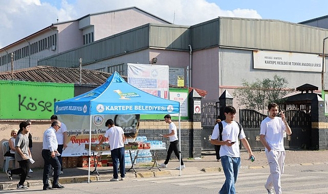 Kartepe Belediyesi, YKS Adayları ve Velilerin Heyecanına Ortak Oldu