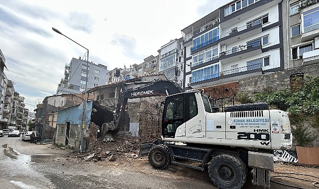Konak’ta metruk bina yıkımları tam gaz