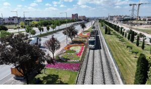 Konya Büyükşehir’in Çiçeklerle Bezediği Cadde ve Parklar Göz Kamaştırıyor