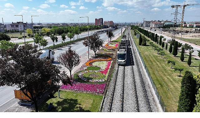 Konya Büyükşehir’in Çiçeklerle Bezediği Cadde ve Parklar Göz Kamaştırıyor