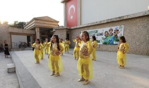 Menderes’te Öğrencilerden Duyarlı Defile