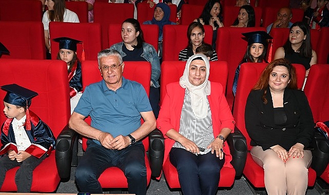 Öğrencilerin mezuniyet sevinci