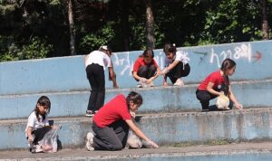 Öğrencilerinden Mıntıka Temizliği
