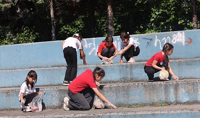 Öğrencilerinden Mıntıka Temizliği