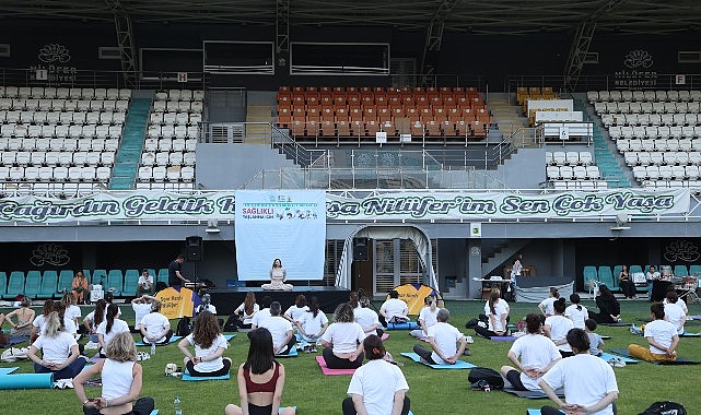 Sağlıklı yaşlanma için yoga yaptılar