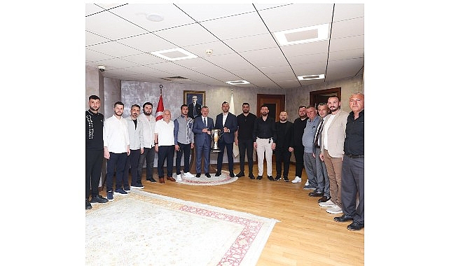 Şampiyon Gölcükspor kupasıyla Başkan Büyükakın’a geldi