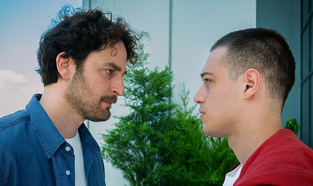 Selman Nacar imzalı yeni Netflix dizisi Palas Pandıras’ın setinden ilk kareler paylaşıldı.