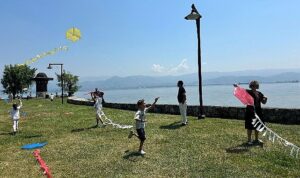 Uçurtmalar Kocaeli’den barışa uçtu; Diplomat çocukları “Barış” için uçurtma uçurdu
