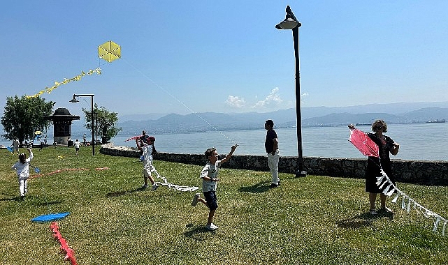 Uçurtmalar Kocaeli’den barışa uçtu; Diplomat çocukları “Barış” için uçurtma uçurdu
