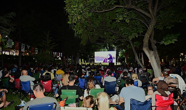 Açık Hava Sinema Geceleri Manisalılara Nostalji Rüzgârı Estiriyor