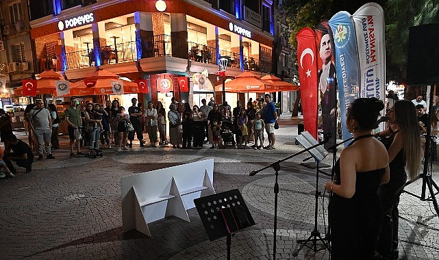 Akustik Yaz Akşamları İle Müziğin Ritmi Manisa Sokaklarında