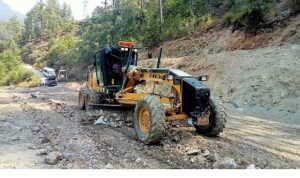 Alanya’da kırsal mahalle yollarına yaz bakımı