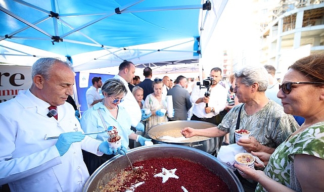 Başkan Çebi Vatandaşlara Aşure İkram Etti