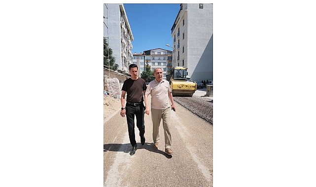 Başkan Mehmet Aydın, Bardakçı Mahallesi’ndeki Asfalt Çalışmalarını Yerinde İnceledi