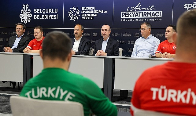 Başkan Pekyatırmacı Down Sendromlu Futsal Millî Takımı ile Bir Araya Geldi